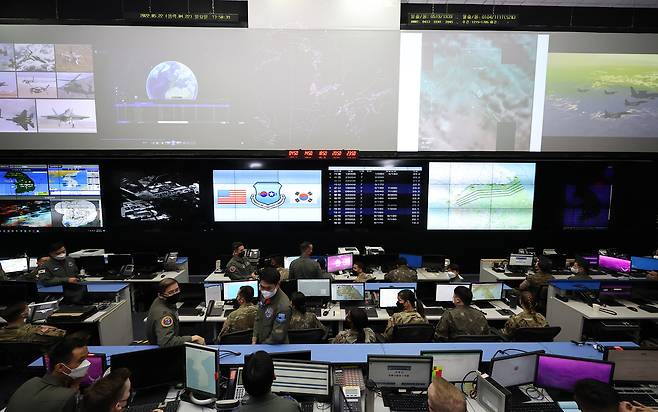 한국 공군작전사령부 항공우주작전본부(KAOC) 작전조정실에서 요원들이 근무하고 있다. 세계일보 자료사진