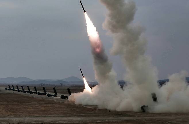 북한군의 600㎜ 초대형방사포들이 표적을 향해 발사되고 있다. 노동신문·뉴스1