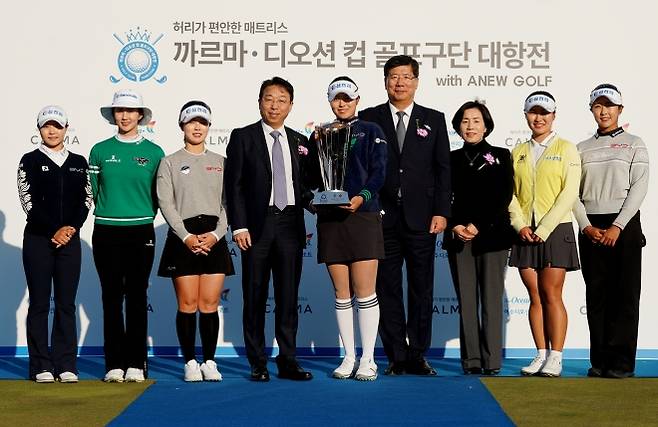삼천리 구단에 우승 트로피를 전달한 까르마 유영호 회장(왼쪽 네번째) 과 홍정민 디오션 리조트 대표(왼쪽 다섯번째). 크라우닝 제공.