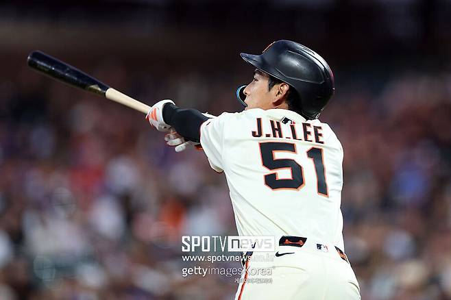 ▲ 타격하는 이정후.