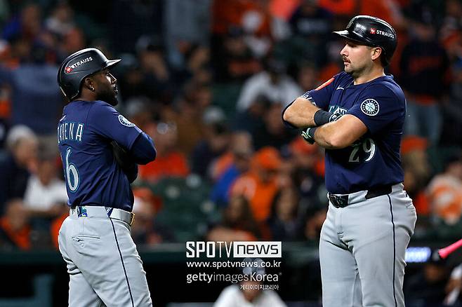 ▲ 랜디 아로자레나(왼쪽)와 칼 랄리의 \'시건방 포즈\' 세리머니.