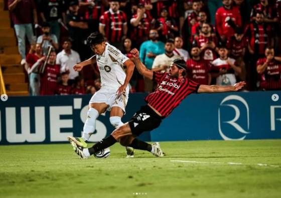 아론 살라자르(왼쪽)가 지난 19일(한국시간) 자신의 SNS에 손흥민과 함께 경기한 사진을 여러 장 게재했다. 사진은 살라자르가 손흥민을 향해 깊은 태클을 가하는 모습. /사진=아론 살라자르 SNS 갈무리