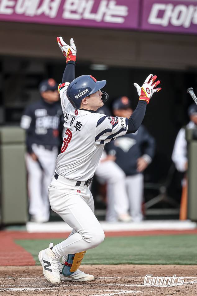 롯데 자이언츠가 또 막강한 팀 타선 화력을 뽐내며 한화 이글스를 연이틀 꺾었다. 롯데는 22일 부산 사직야구장에서 2026 신한 SOL뱅크 KBO 시범경기 한화전을 치러 10-6으로 승리했다. 이날 사직야구장엔 총 2만 360명의 관중이 입장했다. 이날 승리로 롯데는 시범경기 7승2무1패로 2위 두산 베어스(6승1무3패)와 1.5경기 차 단독 1위를 굳건히 지켰다. 롯데는 오는 23일과 24일 열리는 마지막 시범경기 일정인 문학 SSG 랜더스전에서 1승을 거둔다면 2022시즌 이후 4년 만에 시범경기 1위를 확정한다. 롯데 자이언츠