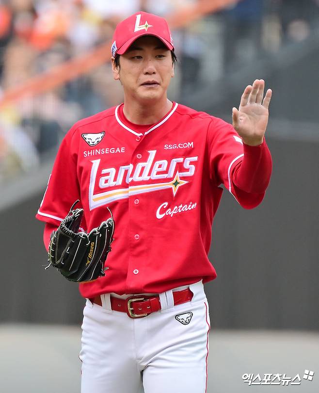 SSG 랜더스 김광현이 3월 말 일본 나고야 소재 병원에서 수술을 받는다. 김광현은 좌측 어깨 후방부위 골극 소견으로 약 2주간 재활 프로그램을 진행했고, 고민 끝에 수술을 결정했다. 엑스포츠뉴스 DB