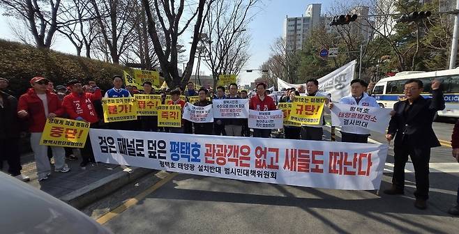 ▲ 23일 오전 평택호 태양광 설치 반대 집회가 주민 등 300여명이 참석한 가운데 평택시청 서문 앞에서 열렸다. 지역정치권도 가세해 사업철회를 촉구하고 있다. /오원석 기자 wonsheok5@incheonilbo.com