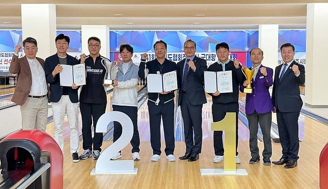 지난 22일 광주G스타디움 볼링경기장에서 열린 제41회 경기도협회장배 시군대항 볼링대회 1부 종합 시상식에서 입상팀들이 기념사진을 찍고 있다.