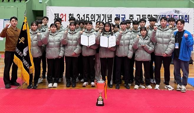 울산 태권도 선수단이 '제21회 3.15의거 기념 전국중·고등학교 태권도대회'에서 금메달 3개, 동메달 2개를 획득하고, 여고부 종합우승까지 차지하는 등 저력을 보였다. 울산태권도협회 제공