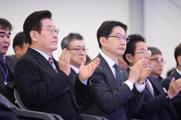 이재명 대통령이 2월 6일 경남 거제시 견내량 인근에서 열린 남부내륙철도 착공식에서 이성해 국가철도공단이사장과 직원들의 안전시공 결의식이 끝난 뒤 박수치고 있다. 왼쪽부터 이재명 대통령, 김경수 지방시대위원장, 이철우 경북도지사. /연합뉴스