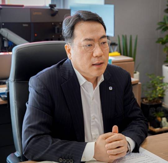 최승재 우리자산운용 대표이사= 1976년생/ 美 웨스트타운고/ 美 조지워싱턴대 국제경영학/ 美 조지워싱턴대 금융공학 석사/ 미래에셋증권(옛 대우증권) PI부-AI부/ 공무원연금공단 대체투자팀/ 미래에셋증권 AI부/ 멀티에셋자산운용 글로벌대체투자본부 상무/ 멀티에셋자산운용 대표이사/ 2024년 3월~현재, 우리자산운용 대표이사 // 사진제공= 우리자산운용