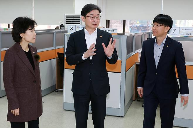 이억원 금융위원장이 23일 오전 서울 노원구 노원서민금융통합지원센터에서 금융권 임원진과 포용금융 민간 전문가들을 만나 금융취약계층에 대한 실효적 지원 방안을 논의했다.(자료=금융위원회)