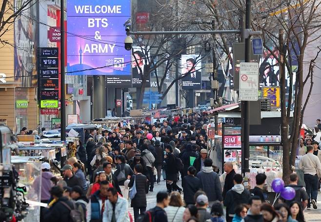 21일 서울 중구 명동거리의 미디어폴에 BTS와 팬클럽 아미 환영 메시지가 송출되고 있다. 사진=연합뉴스