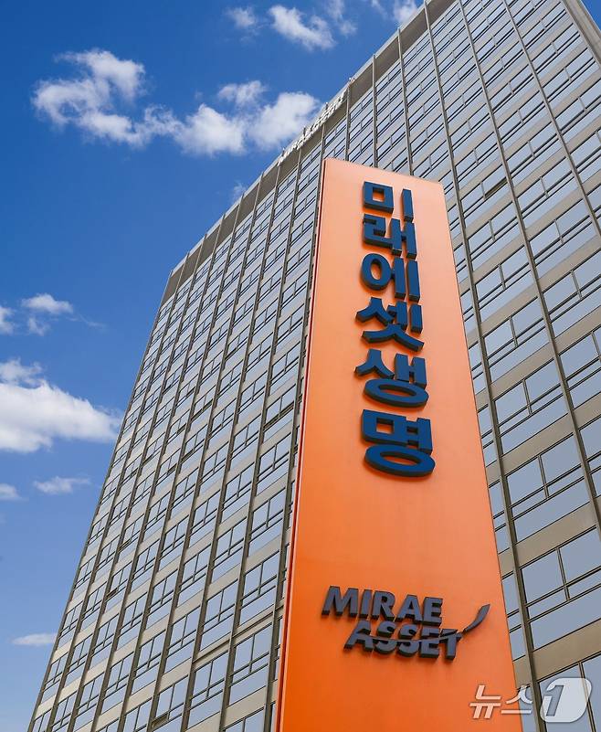 20일 보험업계에 따르면 미래에셋생명은 지난해 순이익 1308억 원으로 전년 동기 대비 3.9% 감소했다. 법인세, 교육세 등 일회성 요인을 제외한 세전 이익은 1987억 원으로 '사상 최대'다./사진제공=미래에셋생명