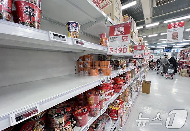 서울 시내의 한 홈플러스 매장 일부 매대가 비어 있다. 2025.3.11 ⓒ 뉴스1 박정호 기자