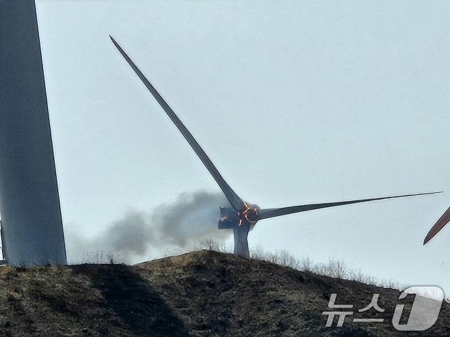23일 오후 1시11분쯤 경북 영덕군 대부리 풍력발전단지에 있는 발전기에서 불이 나 소방당국과 업체에서 진화작업을 벌이고 있다.(영덕군제공, 재판매 및 DB금지) 2026.3.23 ⓒ 뉴스1 최창호 기자
