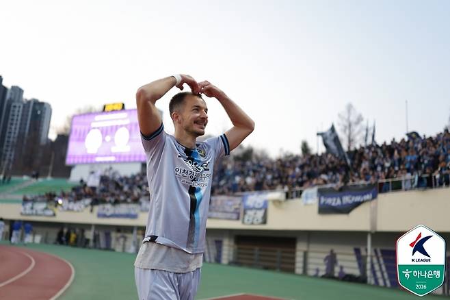 인천 무고사가 22일 안양전에서 팬께 하트를 보내고 있다. 사진 | 한국프로축구연맹