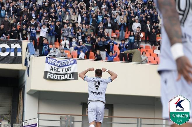 인천 무고사가 22일 안양전에서 선제골을 넣고 환호하고 있다. 사진 | 한국프로축구연맹