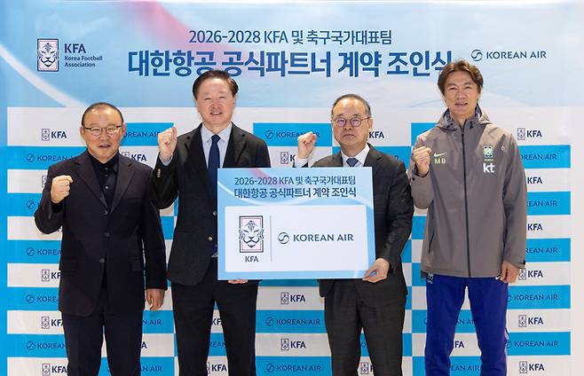 대한항공은 대한축구협회와 23일 오전 인천국제공항 제2여객터미널에서 축구 국가대표팀 공식 파트너 계약을 체결했다. (왼쪽부터)박항서 대한축구협회 부회장, 우기홍 대한항공 부회장, 이용수 대한축구협회 상근부회장, 홍명보 한국 축구대표팀 감독이 기념사진을 촬영하는 모습. 사진 | 대한항공