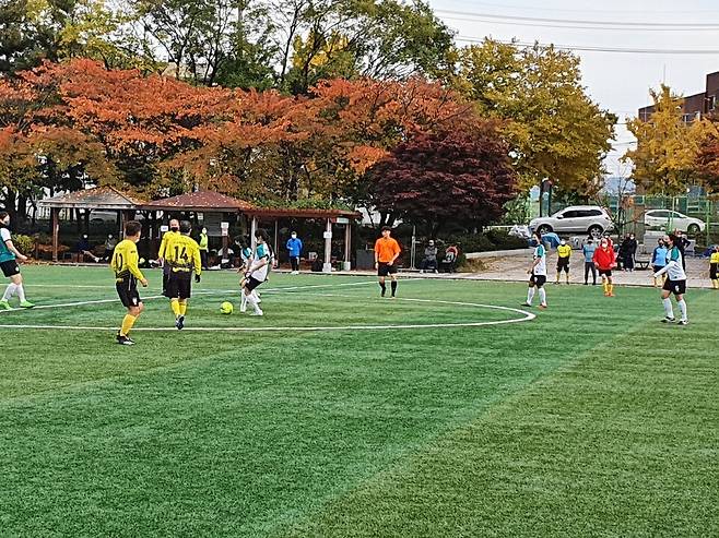 성동70대 축구단과 사회인 여성축구단 /사진= 성동70대 축구단