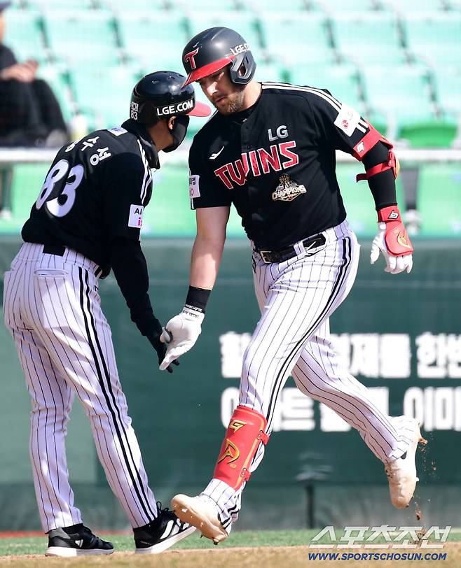 19일 인천 SSG랜더스필드에서 열린 KBO리그 SSG와 LG의 경기. 5회초 역전 투런 홈런을 날린 LG 오스틴. 인천=송정헌 기자songs@sportschosun.com/2026.03.19/