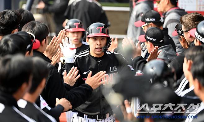 16일 수원KT위즈파크에서 열린 LG와 KT의 시범경기. 6회초 무사 2루 LG 추세현이 좌월 2점홈런을 치고 동료들의 환영을 받고 있다. 수원=허상욱 기자wook@sportschosun.com/2026.03.16/