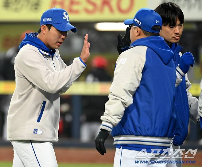 23일 대구삼성라이온즈파크에서 열린 KIA와 삼성의 시범경기. 삼성이 7대1로 승리했다. 박진만 감독과 하이파이브를 하는 김영웅의 모습. 대구=허상욱 기자wook@sportschosun.com/2026.03.23/