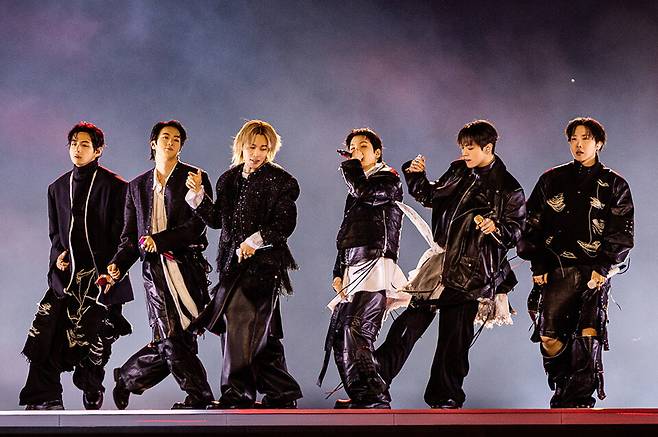 'BTS 컴백 라이브: 아리랑 (BTS THE COMEBACK LIVE|ARIRANG)' 무대에 오른 방탄소년단. ⓒ빅히트 뮤직/넷플릭스