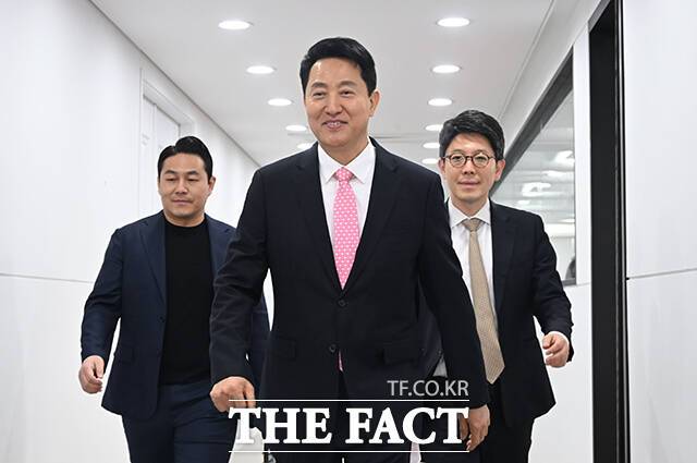 오세훈 서울시장과 박수민 의원, 윤희숙 전 의원이 23일 국민의힘 서울시장 경선 후보로 결정됐다. 가운데는 오 시장./박헌우 기자