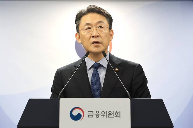 금융 당국은 주식 시장 활성화를 위해 '동전주' 퇴출 의지를 밝혔다. 권대영 금융위원회 부위원장이 정부서울청사에서 부실기업의 신속·엄정 퇴출을 위한 상장폐지 개혁방안 관련 브리핑을 하고 있다./뉴스1