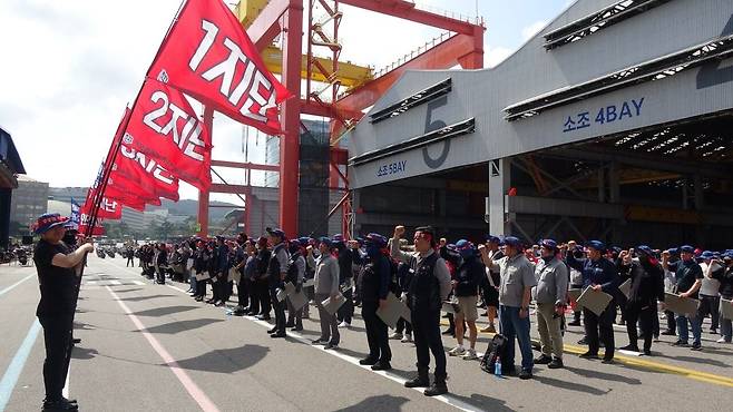 금속노조 현대중공업지부 조합원들이 작년 7월 부분 파업에 돌입한 가운데 울산 조선소에서 파업 집회를 하고 있다. 기사 내용과 관련 없음. /현대중공업 노조 제공·뉴스1