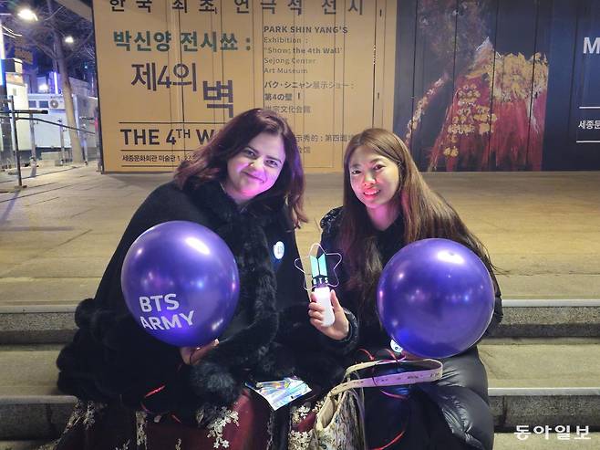 21일 서울 종로구 세종문화회관 계단에서 후세이노바 에미나 씨(25)와 박소연 씨(43)가 BTS 공연을 기다리고 있다. 정동진 기자