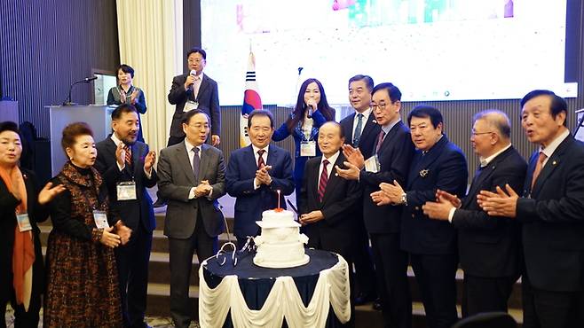 지난 18일 글로벌미래포럼 조찬 세미나에서 참석자들이 오명 총재의 86회 생일을 축하하며 케이크 커팅을 하고 있다. 사진 출처 : 글로벌미래포럼