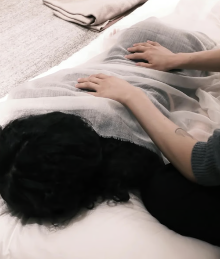 중국에서 신체 접촉과 포옹, 감각 자극 도구 등을 활용해 스트레스를 완화한다는 이른바 '밀착 터치 테라피'가 등장하며 찬반 논쟁이 커지고 있다. 사진=SCMP