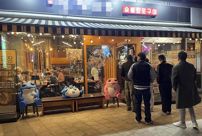 21일 광화문 일대에서 열린 'BTS 컴백 라이브: ARIRANG' 공연 직후 서울시청사 뒤 한 고깃집에 사람들이 줄을 서서 들어가고 있다. /사진=서윤경 기자