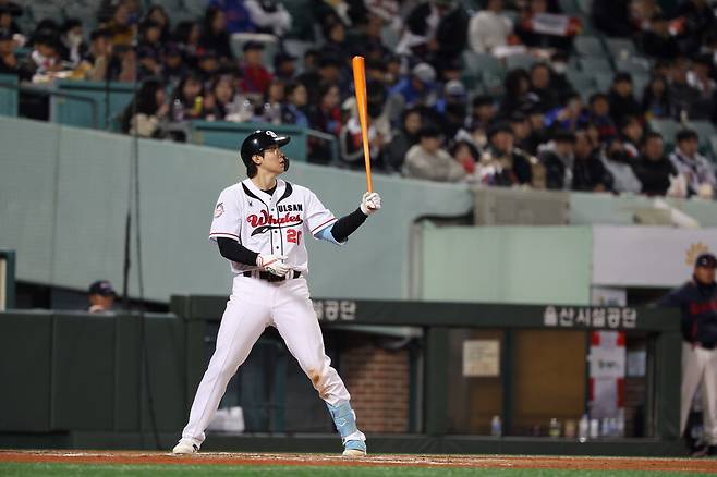 울산 웨일즈의 김동엽이 지난 20일 울산 문수야구장에서 열린 프로야구 KBO 퓨처스(2군)리그 롯데 자이언츠와 경기에서 타격 준비를 하고 있다. 울산 웨일즈 제공