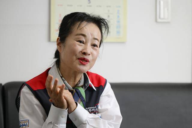 강희정 민주노총 공공운수노조 민주버스본부 경기지부 경진여객운수지회 여성부장이 16일 경기 수원시 경진여객운수 사무실에서 한국일보와 인터뷰를 하고 있다. 하상윤 기자