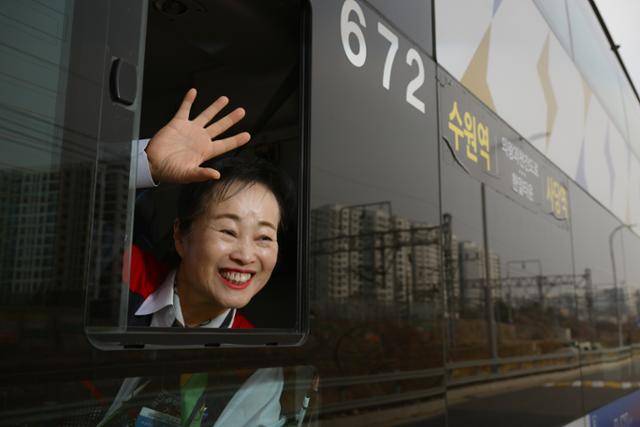 강희정 민주노총 공공운수노조 민주버스본부 경기지부 경진여객운수지회 여성부장이 16일 경기 수원시 경진여객운수 앞 주차된 7770번 2층 버스 안에서 사진 촬영을 위해 포즈를 취하고 있다. 하상윤 기자