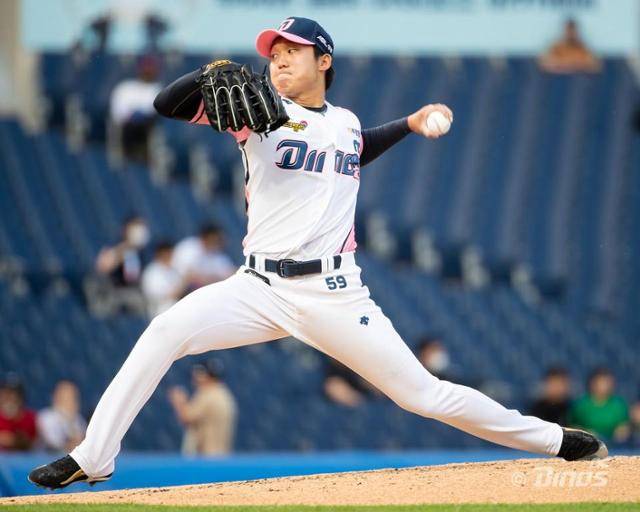 2022시즌 마운드에서 강속구를 던지는 구창모. 그는 2022년 11승을 기록하며 시즌 개인 최다승을 올렸다. NC 다이노스 제공