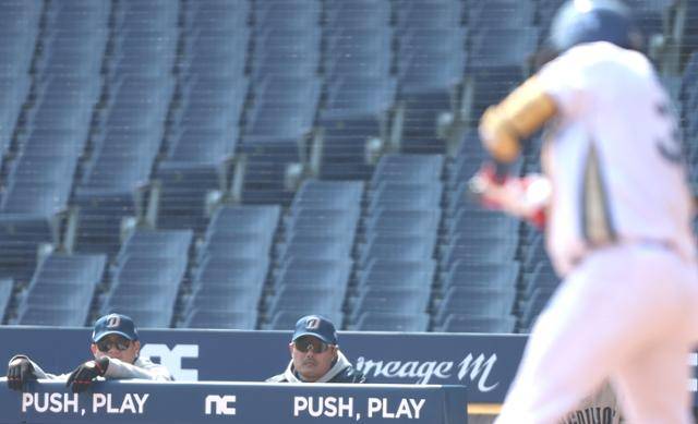 17일 경남 창원NC파크에서 열린 KIA 타이거즈와의 시범경기에서 이호준(왼쪽) 감독과 함께 선수들의 플레이를 지켜보고 있는 서재응(가운데) 수석코치. 투수코치 출신인 그에 더해 올시즌 김경태 이승호 코치가 합류하면서 투수 파트가 대폭 보강됐다. 창원=연합뉴스