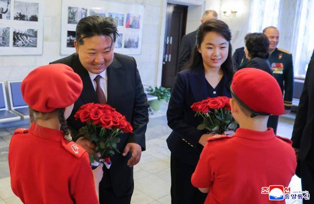 2025년 5월 주북러시아대사관을 방문한 주애(오른쪽)가 아버지인 김정은 북한 국무위원장과 함께 환영 인사를 받고 있다. 조선중앙통신