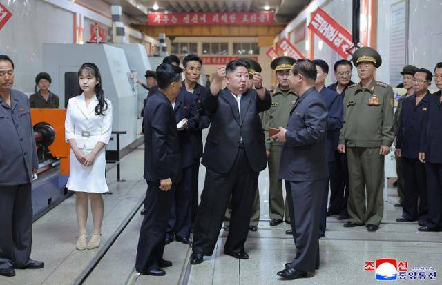 2025년 6월 김정은(가운데) 북한 국무위원장의 중요군수기업소 현지지도에서 그를 바라보며 집중하는 이들과 달리 딸 주애는 다른 곳을 바라보고 있다. 조선중앙통신