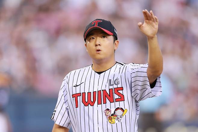 <yonhap photo-4588="">7일 서울 잠실야구장에서 열린 프로야구 2025 신한 SOL 뱅크 KBO리그 두산 베어스와 LG 트윈스의 경기. 3회초 2사 1,3루 위기를 무실점으로 막아낸 LG 선발 송승기가 더그아웃으로 향하며 투구 자세를 취해보고 있다. <저작권자 ⓒ 1980~2025 ㈜연합뉴스. 무단 전재 재배포 금지, AI 학습 및 활용 금지></yonhap>