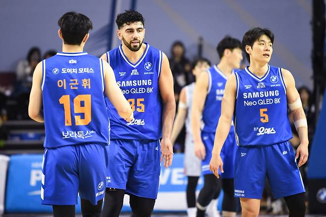 서울 삼성 케렘 칸터(가운데)와 한호빈. 사진=KBL