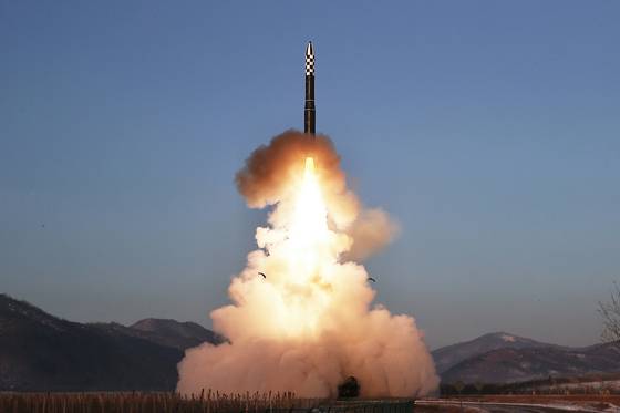 북한이 2023년 12월 18일 '발사훈련'에서 발사한 고체연료 기반의 신형 대륙간탄도미사일(ICBM) 화성-18형. 노동신문