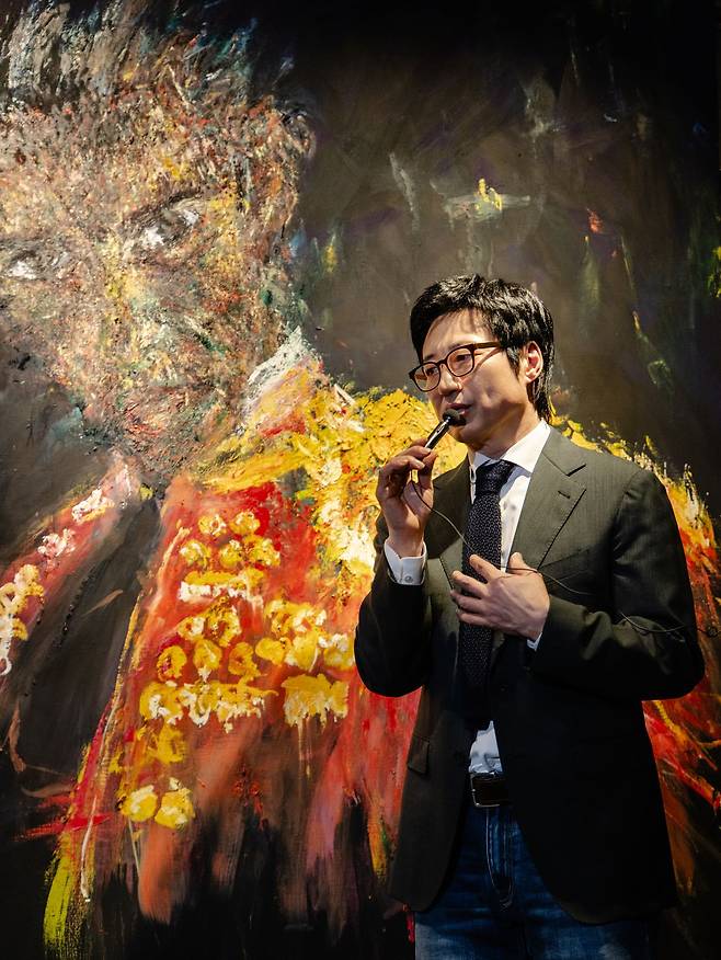 배우의 삶과 화가 작업을 병행하며 여러 상황 속에서 균형을 잡아야 하는 자신의 모습을 투영한 작품 ‘투우사’를 설명하는 박신양 작가.