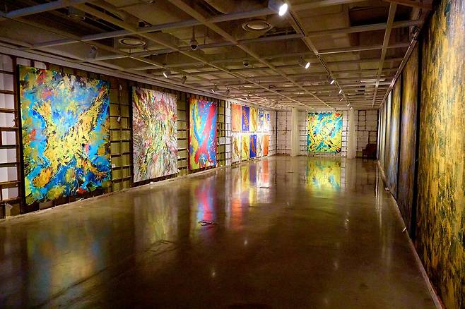 연극적 요소를 넣어 관객들에게 색다른 경험을 선사하는 ‘박신양의 전시쑈: 제4의 벽’ 전시장.