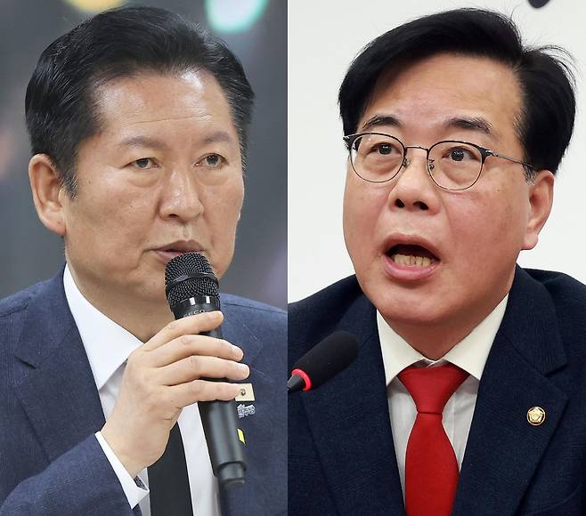 정청래 더불어민주당 대표(왼쪽)가 23일 경남 김해시 진영읍 강금원기념봉하연수원 강연장에서 열린 현장 최고위원회의에서 발언하고 있다. 송언석 국민의힘 원내대표가 이날 국회에서 열린 최고위원회의에서 발언하고 있다. 연합뉴스,뉴시스