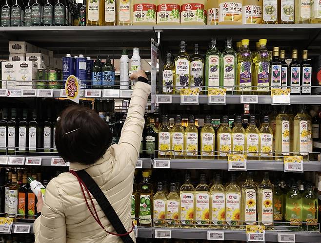 지난 13일 서울의 한 대형마트에 식용유가 진열돼 있다. 연합뉴스