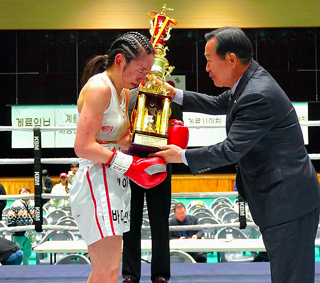 순천향대학교 부속 천안병원 소아청소년과 의사 서려경이 2026년 3월 충청남도 계룡시민체육관에서 세계복싱협회 여자미니멈급 아시아 챔피언 등극 기념 트로피를 받고 있다. 사진=KBM