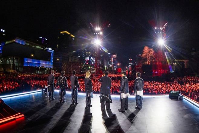 방탄소년단(BTS)이 21일 서울 광화문광장에서 'BTS 컴백 라이브: 아리랑' 발매 기념 컴백 공연을 하고 있다. / 사진제공 = 빅히트 뮤직·넷플릭스