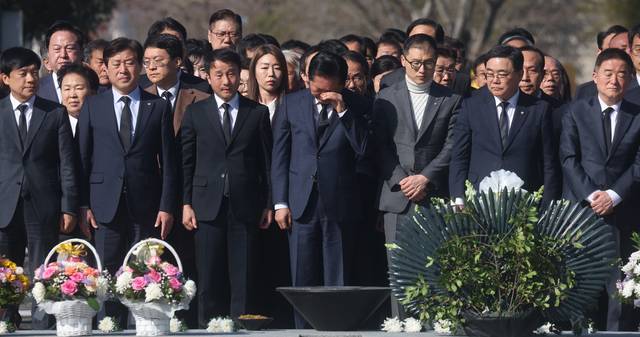 정청래, 봉하마을서 눈물 : 정청래(앞줄 가운데) 더불어민주당 대표가 23일 오전 경남 김해시 진영읍 봉하마을 노무현 전 대통령 묘역을 참배하며 눈물을 닦고 있다. 연합뉴스